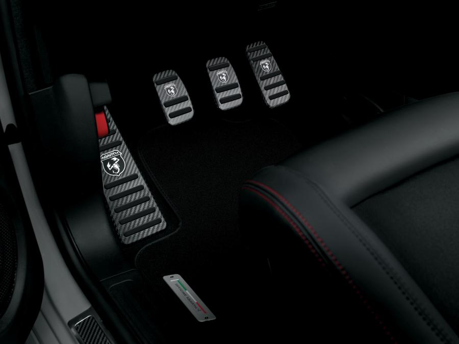 Детали интерьера Abarth 595 esseesse (312) 2019 года  (WW) (фото 26 из 44)
